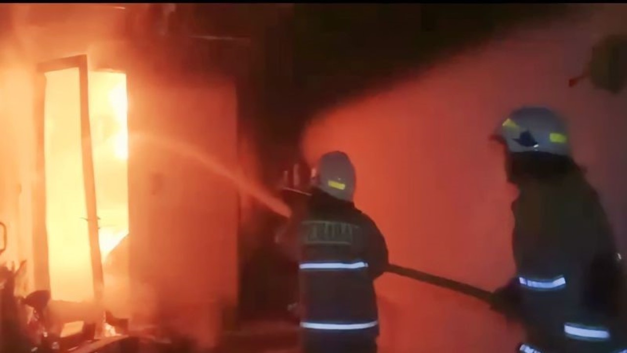 Petugas Sudin Gulkarmat Jakarta Timur memadamkan api yang menghanguskan sebuah rumah di Cipinang Elok 2, RT 14/RW 10 Bok AH No 27, Kelurahan Cipinang Muara, Kecamatan Jatinegara, Jakarta Timur, Sabtu malam (16/12/2023). ANTARA/HO-Sudin Gulkarmat Jakarta Timur