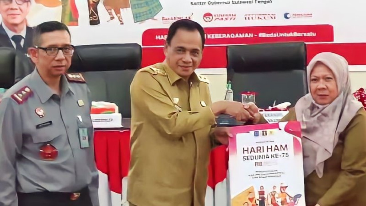 Kakanwil Kemenkumham Sulteng Hermansyah Siregar mendampingi Wagub Sulteng Ma'mun Amir menyerahkan piagam penghargaan kepada Wakil Wali Kota Palu Reny A. Lamadjido di Kantor Gubernur Sulteng, Palu, Senin (11/12/2023). (ANTARA/Nur Amalia Amir)