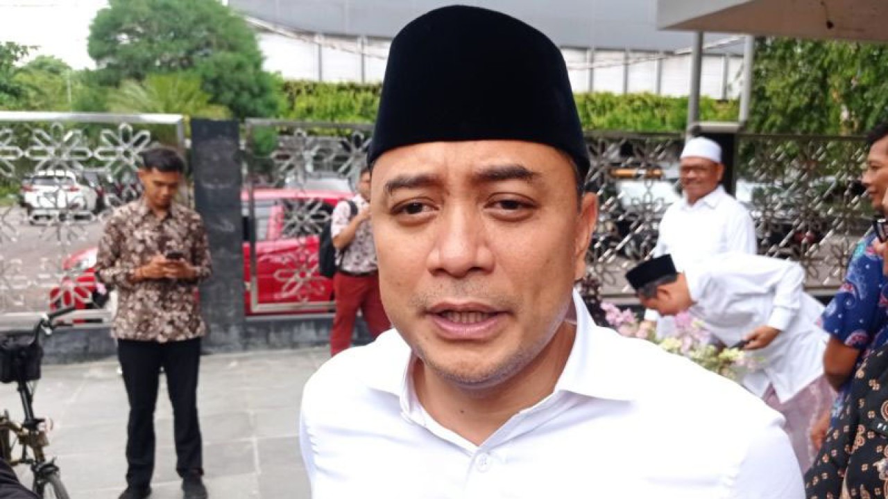 Wali Kota Surabaya Eri Cahyadi memberikan keterangan di lingkungan balai kota setempat, Jumat (1/12/2023), soal aksi penganiayaan yang dilakukan oknum buruh kepada dua petugas Satpol PP saat demo UMK, Kamis, 30 November 2023. ANTARA/Ananto Pradana