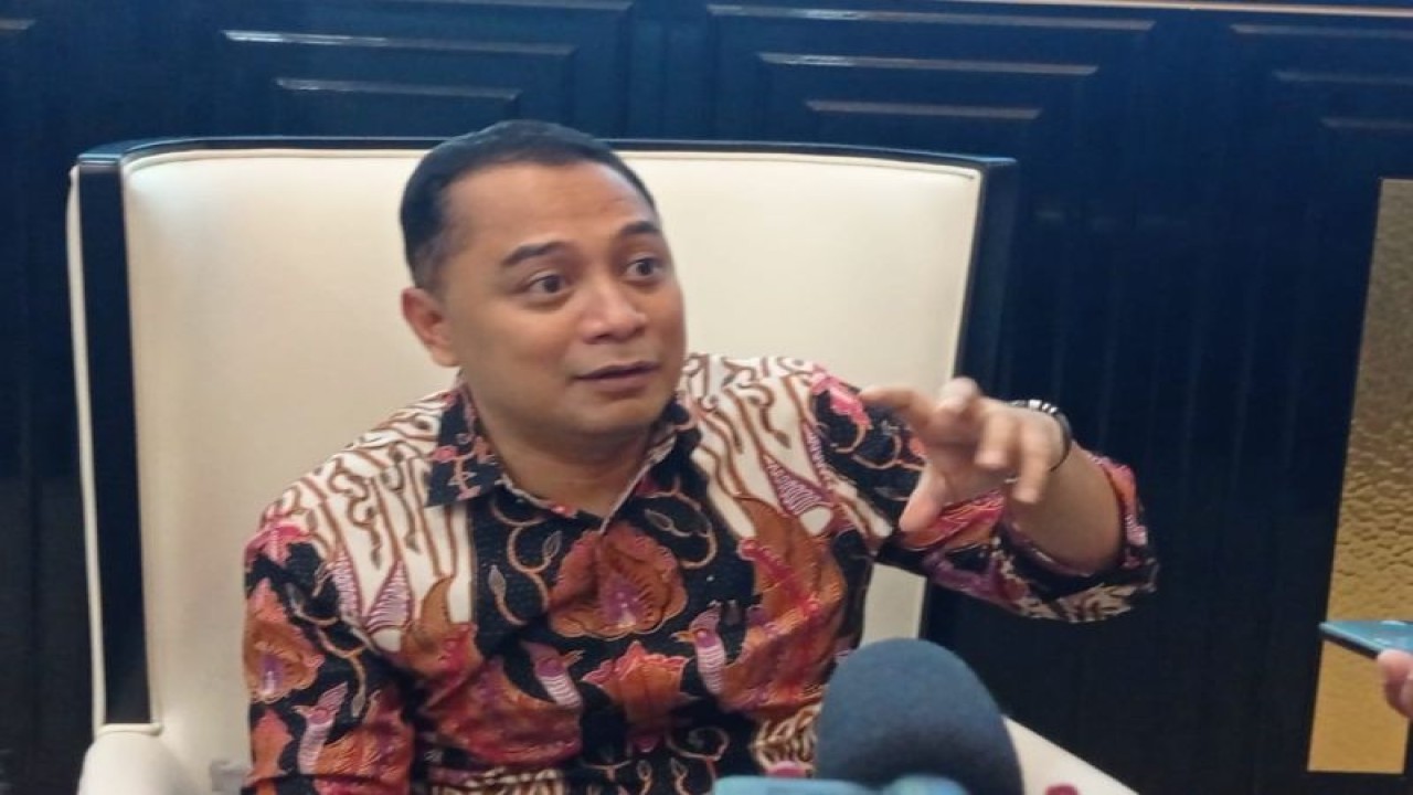 Wali Kota Surabaya Eri Cahyadi saat menggelar konferensi pers di ruang kerjanya, di balai kota setempat, Sabtu (9/12/2023) sore. (ANTARA/Ananto Pradana)