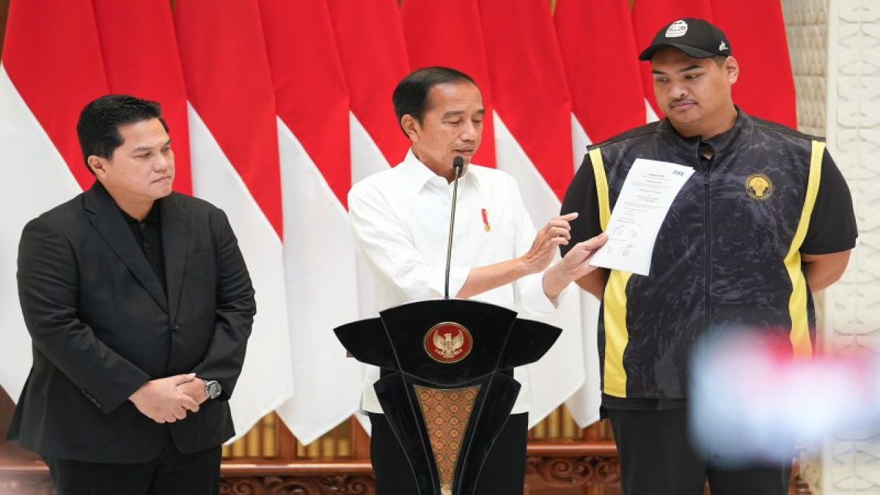 Ketua Umum PSSI Erick Thohir bersama Presiden Joko Widodo dan Menpora Dito Ariotedjo. ANTARA/HO-PSSI