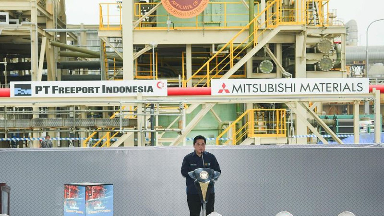 Menteri Badan Usaha Milik Negara (BUMN) Erick Thohir saat meresmikan smelter milik PT Smelting, di Gresik, Jawa Timur, Kamis (14/12/2023). ANTARA/HO-Humas Kementerian BUMN/aa. (Handout Humas Kementerian BUMN)
