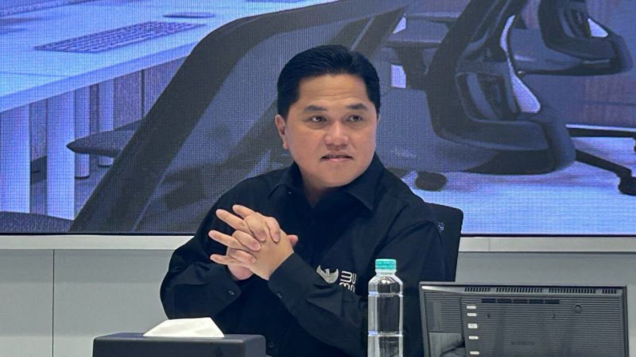 Menteri Badan Usaha Milik Negara (BUMN) Erick Thohir saat menghadiri temu media di Kantor Kementerian BUMN, Jakarta, Selasa (19/12/2023). ANTARA/Maria Cicilia Galuh.