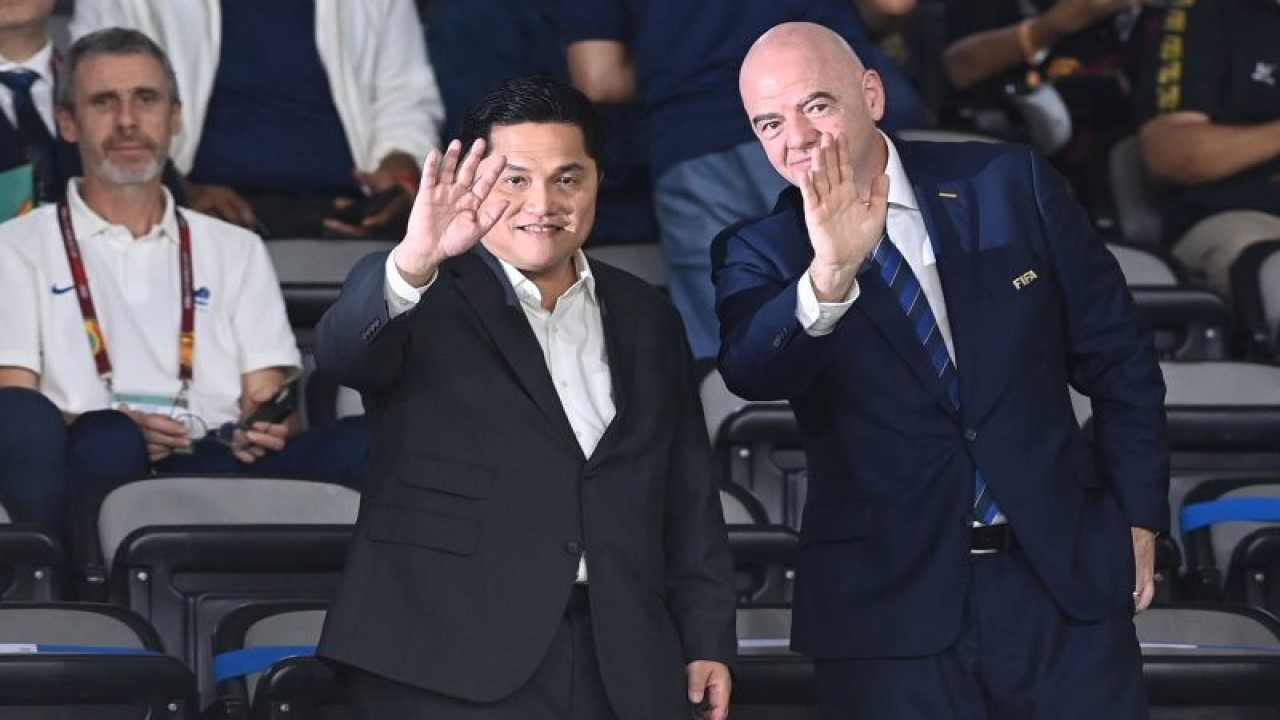 Presiden FIFA Gianni Infantino (kanan) dan Ketua Umum PSSI Erick Thohir menyaksikan pertandingan babak final Piala Dunia U-17 2023 antara Timnas Jerman melawan Timnas Prancis di Stadion Manahan, Solo, Jawa Tengah, Sabtu (2/12/2023). ANTARA FOTO/Mohammad Ayudha/aww.