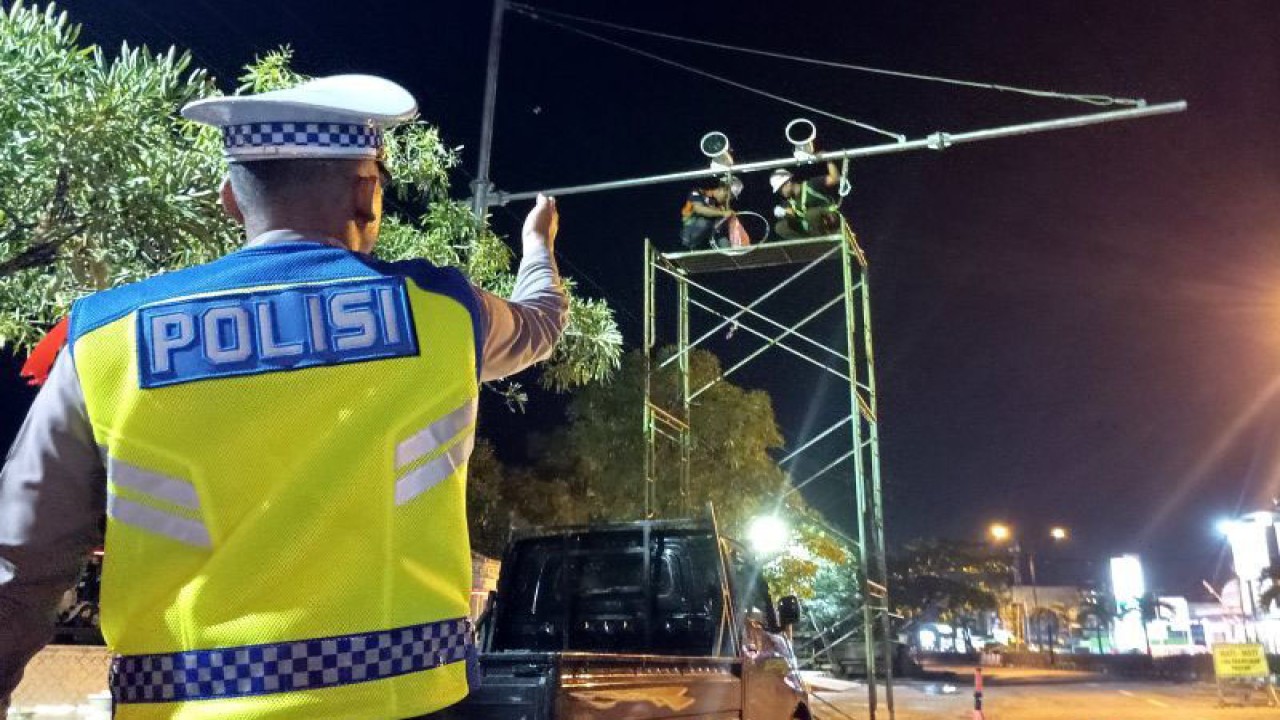 Dokumentasi - Anggota Sat Lantas Polres Tapin tunjukkan proses pemasangan kamera ETLE di Jalan Brigjen H Hasan Basri Rantau, Kabupaten Tapin, Kalimantan Selatan, Kamis (23/11/2023). ANTARA/Muhammad Fauzi Fadilah