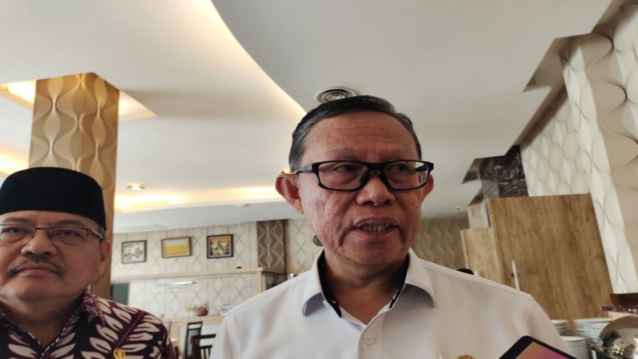 Sekretaris Daerah Provinsi Lampung Fahrizal Darminto saat memberi keterangan terkait perkembangan isu lingkungan di Lampung. Bandarlampung, Rabu (6/12/2023). ANTARA/Ruth Intan Sozometa Kanafi.