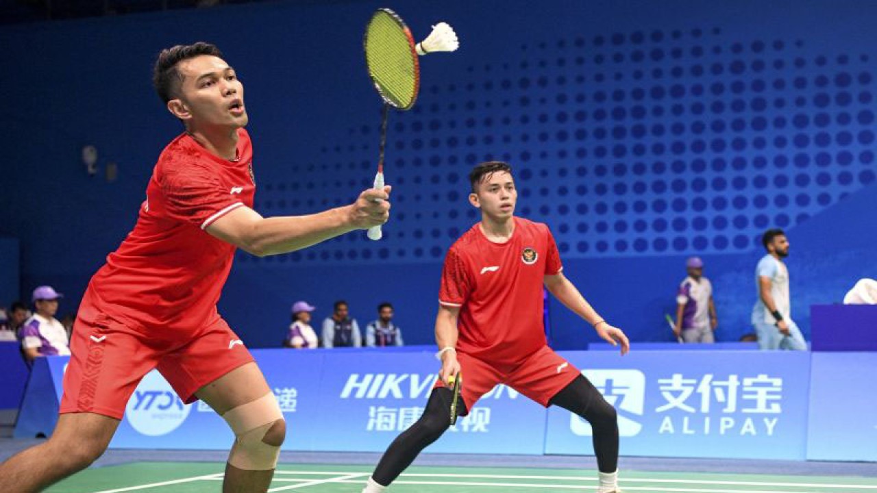 Arsip foto - Pebulu tangkis ganda putra Indonesia Muhammad Rian Ardianto (kiri) dan Fajar Alfian (kanan) mengembalikan kok ke arah lawannya asal Korea Selatan Seo Seungjae dan Kang Minhyuk dalam babak perempat final beregu Asian Games 2022 di Binjiang Gymnasium, Hangzhou, China, Jumat (29/9/2023). Fajar/Rian kalah dari lawannya dengan skor 21-11, 22-24, 17-21 sehingga kedudukan sementara Indonesia imbang dengan Korea Selatan 1-1. ANTARA FOTO/M Risyal Hidayat/aww.