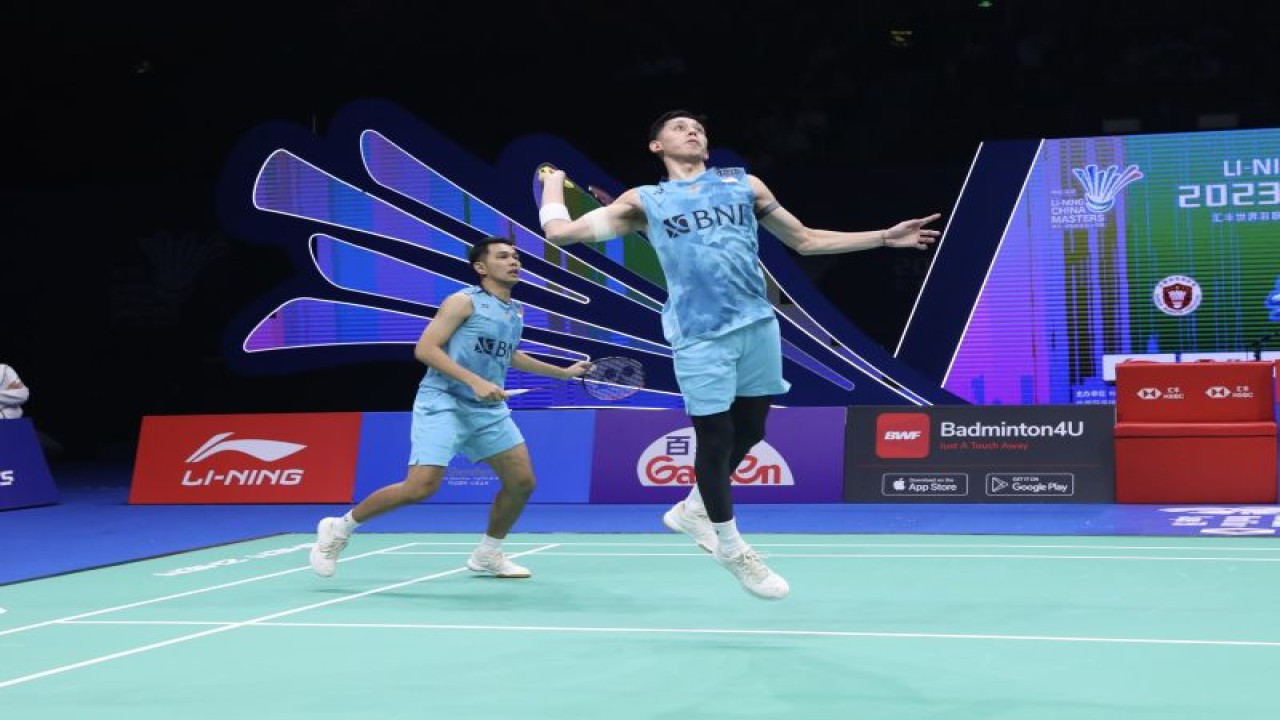 Pasangan ganda putra Indonesia Fajar Alfian/Muhammad Rian Ardianto saat berlaga di babak 16 besar China Masters 2023 di Shenzhen, China, Kamis (23/11/2023). (ANTARA/HO/PP PBSI)