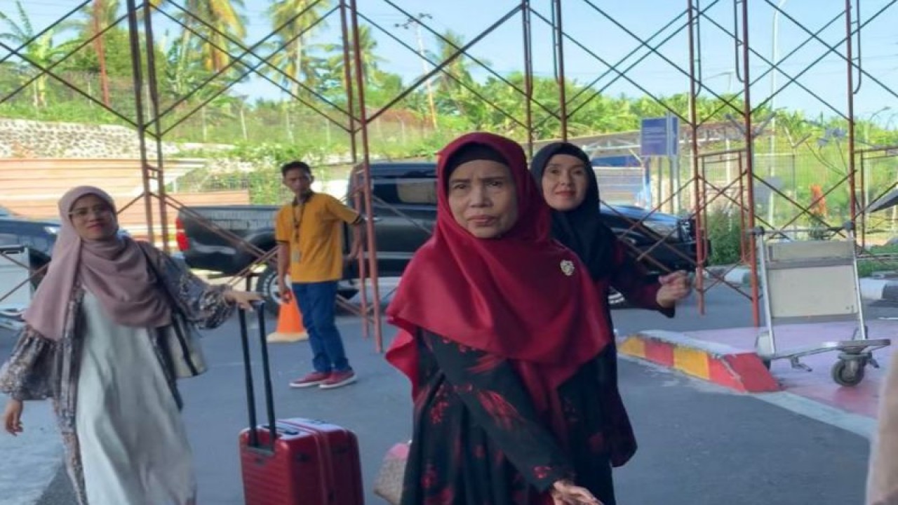 Istri Gubernur Malut, Faonia Jauhar Kasuba bersama anak perempuannya Nazlatan Ukhra Kasuba terbang ke Jakarta melalui Bandara Sultan Baabullah Ternate, Selasa, terkait dengan Operasi Tangkap Tangan (OTT) oleh KPK, Selasa (19/12/2023). ANTARA/Abdul Fatah (Abdul Fatah)
