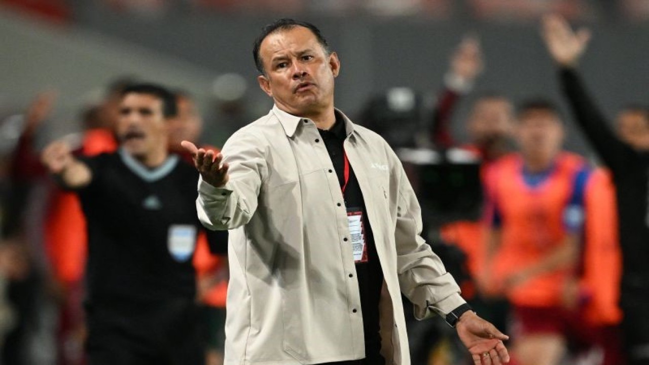 Arsip - Gestur pelatih timnas Peru Juan Reynoso pada pertandingan kualifikasi Piala dunia 2026 zona Amerika Selatan melawan Venezuela di Stadion Nasional, Lima, 21 November 2023. (ANTARA/AFP/ERNESTO BENAVIDES)