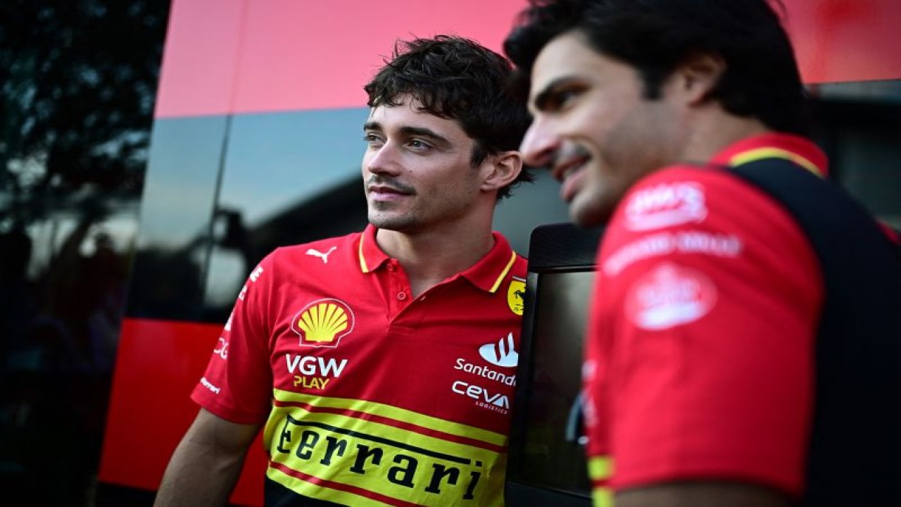 Pembalap Formula 1 tim Ferrari Charles Leclerc (kiri) dan Carlos Sainz Jr (kanan). (ANTARA/AFP-MARCO BERTORELLO)