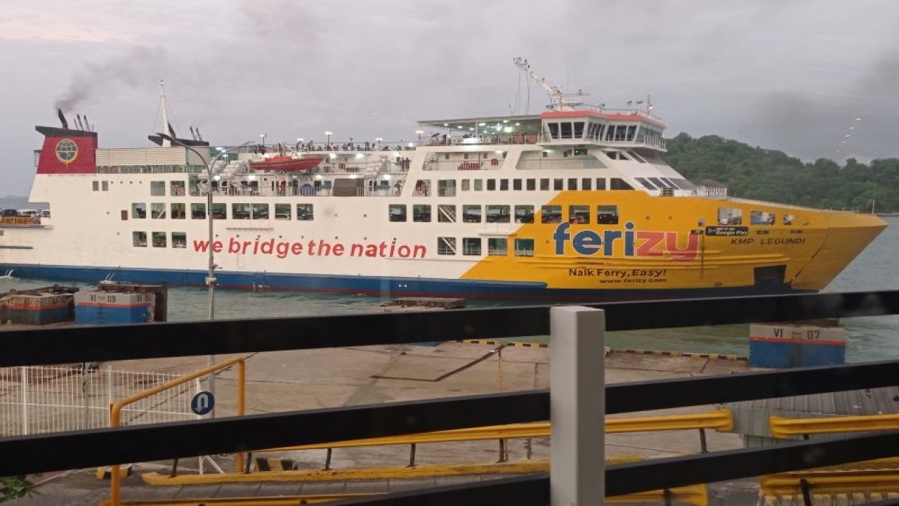Sebuah kapal Ferry di Dermaga Eksekutif Pelabuhan Merak hendak menyeberang menuju Pelabuhan Bakauheni, Lampung.ANTARA/Mansur