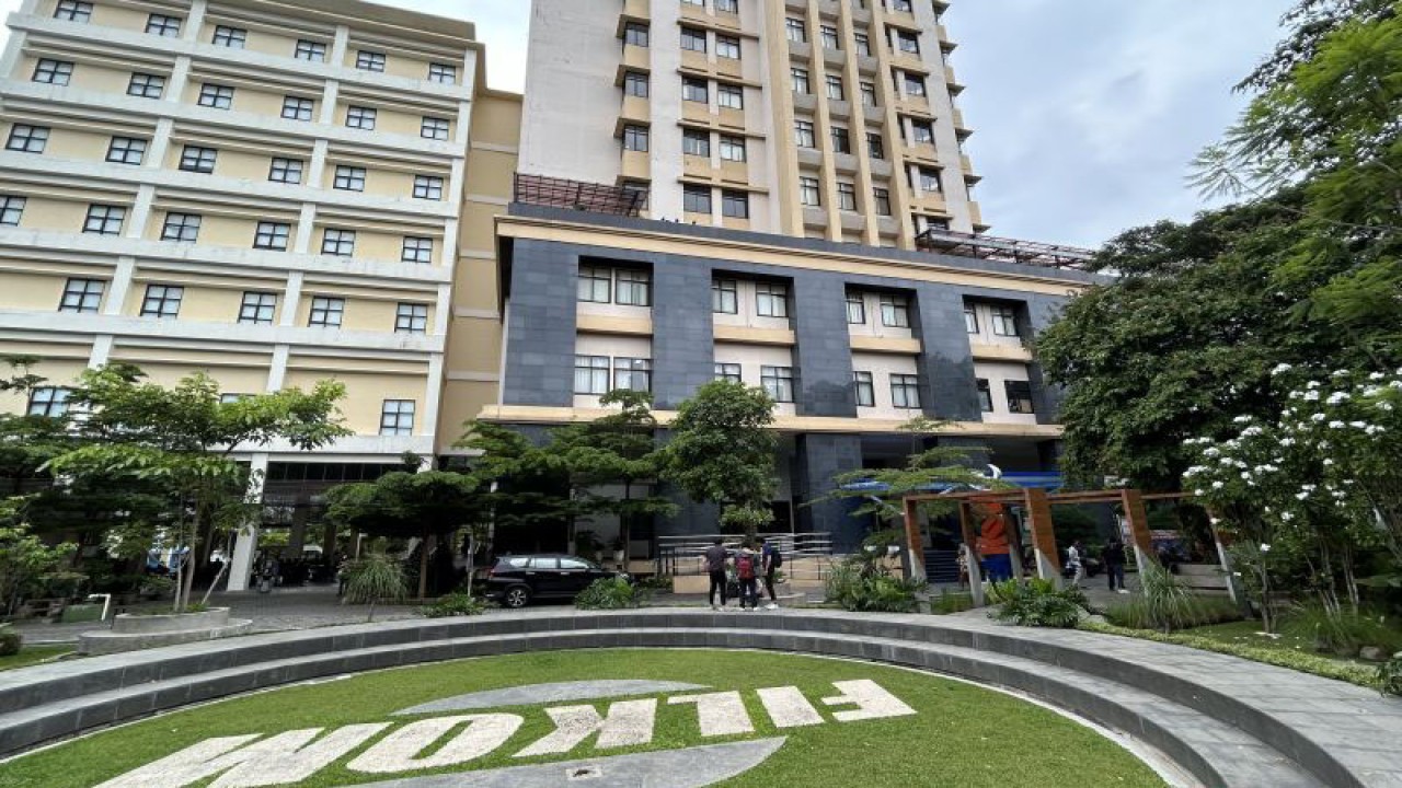 Suasana di depan Gedung Fakultas Ilmu Komputer (Filkom) Universitas Brawijaya, di Kota Malang, Jawa Timur, Kamis (14/12/2023). ANTARA/Vicki Febrianto.