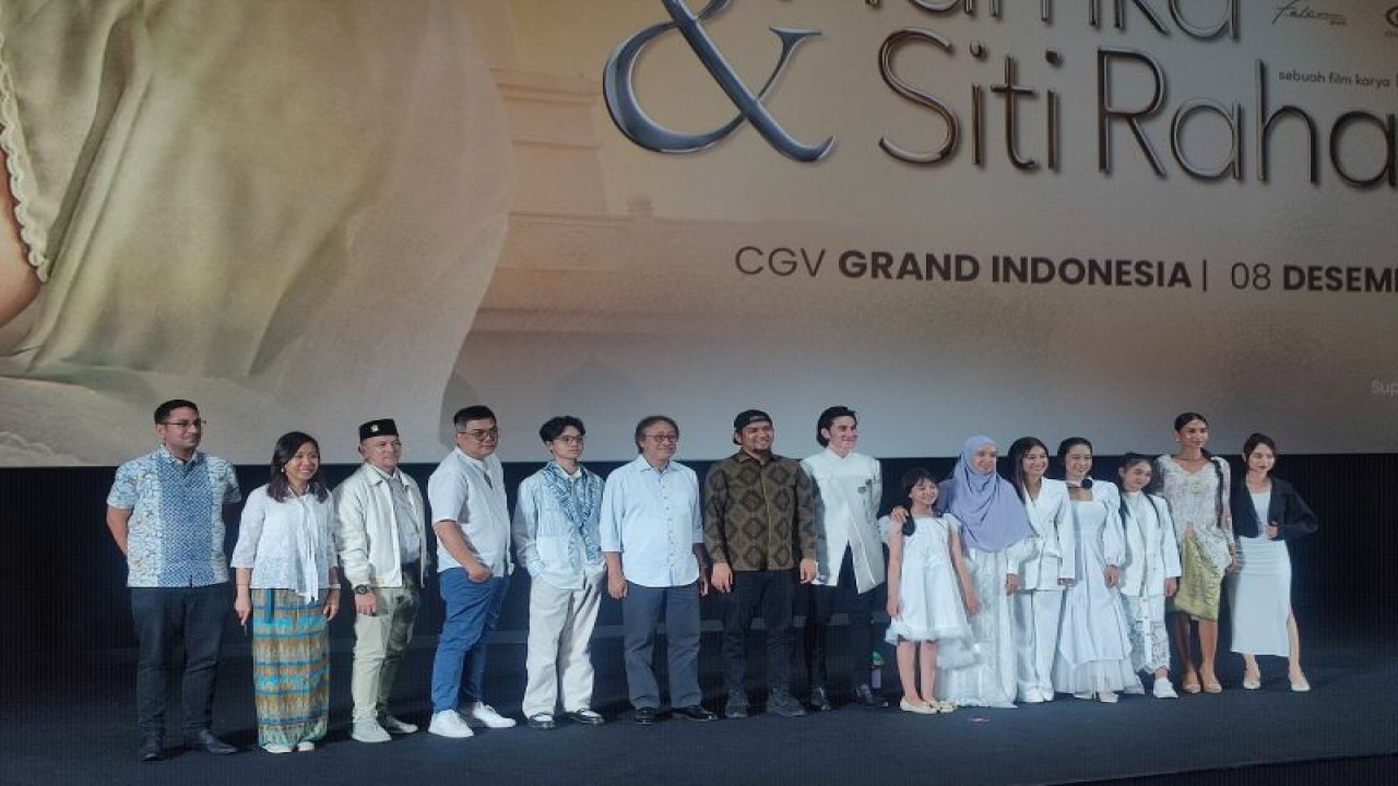 Cast dan para kru yang terlibat dalam film "Hamka & Siti Raham vol.2" hadir dalam Gala Premiere, di Jakarta Pusat, Jumat (8/12/2023). (ANTARA/Rina Nur Anggraini)
