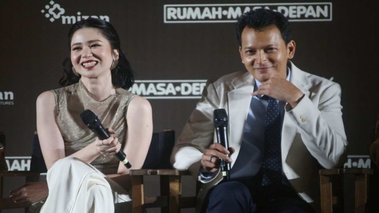 Aktor seni peran Laura Basuki (kiri) dan Fedi Nuril (kanan) saat menghadiri gala premier film "Rumah Masa Depan" di Cinepolis Senayan Park, Jakarta, Sabtu (2/11/2023). ANTARA/Ahmad Faishal