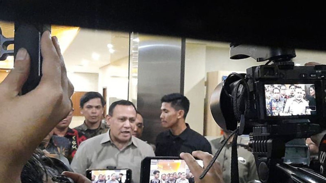 Ketua KPK non-aktif Firli Bahuri memberikan keterangan kepada wartawan usai menjalani pemeriksaan selama 10 jam sebagai tersangka kasus dugaan pemerasan terhadap mantan Menteri Pertanian Syahrul Yasin Limpo di Bareskrim Polri, Jakarta, Jumat (1/12/2023). (ANTARA/Laily Rahmawaty/pri.