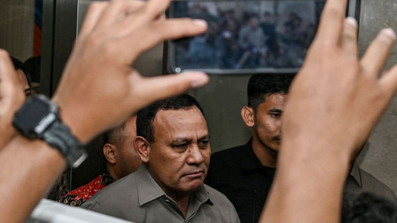 Ketua KPK nonaktif Firli Bahuri memberikan keterangan usai menjalani pemeriksaan di Bareskrim Mabes Polri, Jakarta, Jumat (1/12/2023). ANTARA FOTO/Sulthony Hasanuddin/rwa/aa. (ANTARA FOTO/SULTHONY HASANUDDIN)