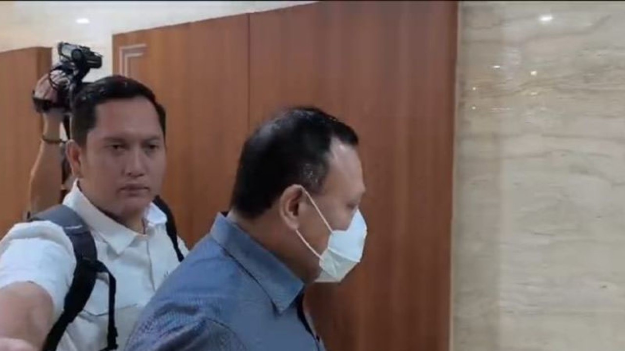 Ketua KPK nonaktif Firli Bahuri tiba di Lobby Bareskrim Polri, Jakarta, untuk menjalani pemeriksaan lanjutan sebagai tersangka dalam kasus dugaan pemerasan terhadap mantan Menteri Pertanian Syahrul Yasin Limpo, Rabu (6/12/2023). (ANTARA/Laily Rahmawaty)