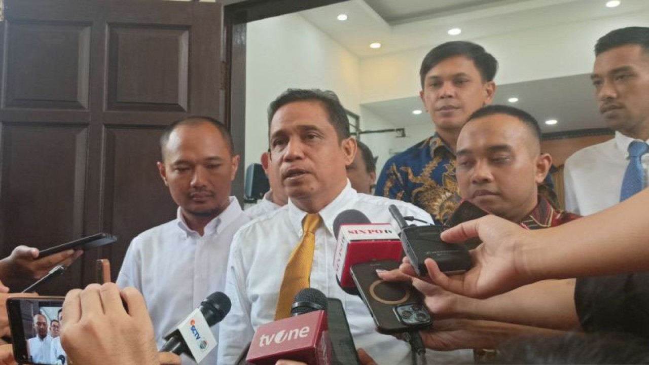 Kuasa hukum Ketua KPK non aktif Firli Bahuri, Ian Iskandar (dua dari kiri), saat ditemui usai sidang praperadilan perdana di Pengadilan Negeri Jakarta Selatan, Senin (11/12/2023). ANTARA/Suci Nurhaliza