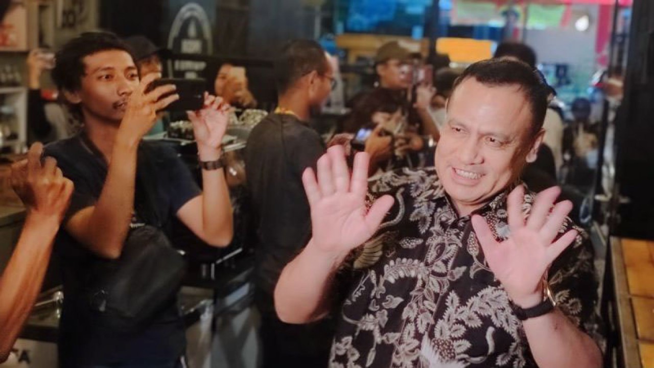 Ketua KPK nonaktif Firli Bahuri saat tiba di salah satu cafe di kawasan Pondok Kelapa, Duren Sawit, Jakarta Timur, Selasa malam (19/12/2023). ANTARA/Syaiful Hakim/aa.