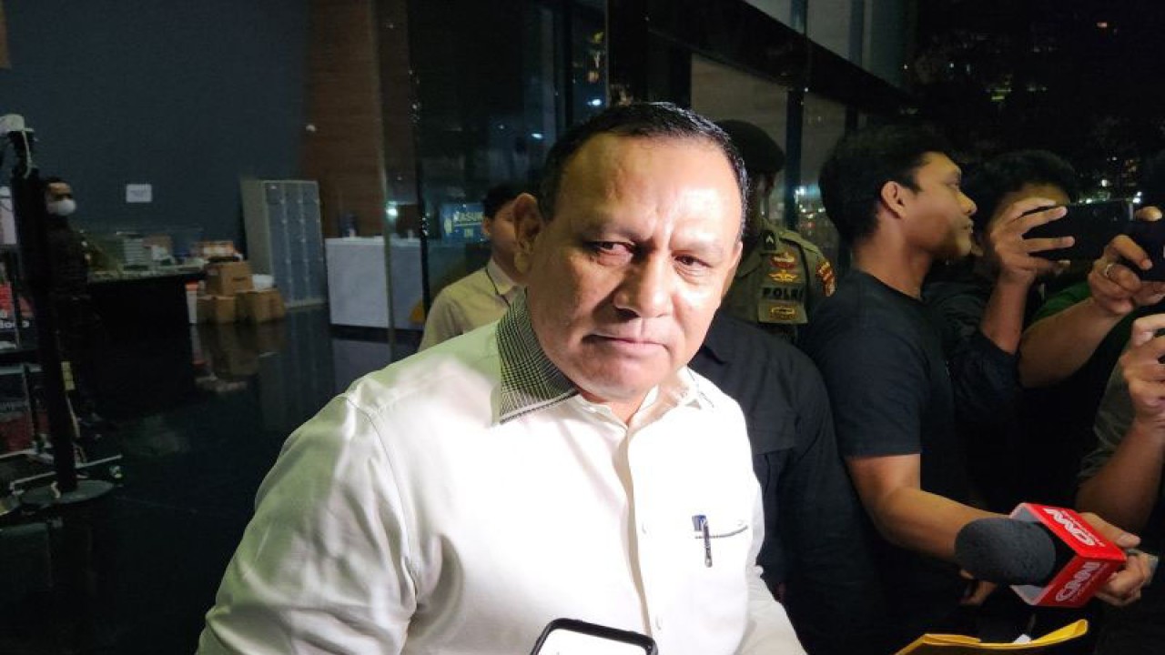 Firli Bahuri menyampaikan pernyataan mengundurkan diri sebagai Ketua KPK kepada wartawan di Gedung Pusat Pendidikan Antikorupsi KPK, Kamis (21/12/2023). ANTARA/Fianda Sjofjan Rassat