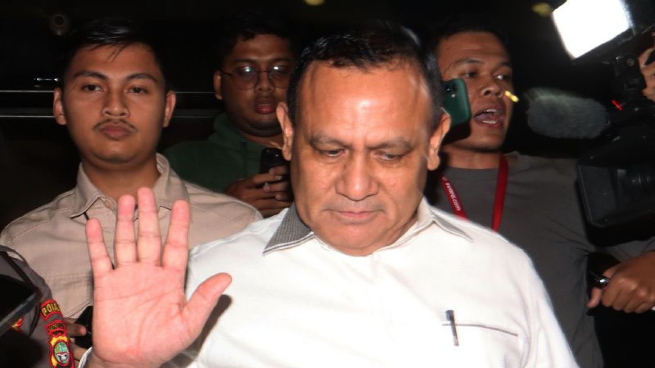 Arsip foto - Ketua KPK nonaktif Firli Bahuri (tengah) menjawab pertanyaan wartawan usai mendatangi Kantor Dewan Pengawas (Dewas) KPK, Gedung ACLC KPK, Jakarta, Kamis (21/12/2023). Firli sedianya akan menjalani sidang Etik, terkait pertemuannya dengan mantan Mentan Syahrul Yasin Limpo (SYL) di lapangan bulu tangkis beberapa waktu lalu, datang ke Kantor Dewas KPK untuk menyerahkan surat pengunduran diri sebagai Ketua KPK sehingga lebih fokus menghadapi proses hukum di Polda Metro Jaya. ANTARA FOTO/Reno Esnir/foc.