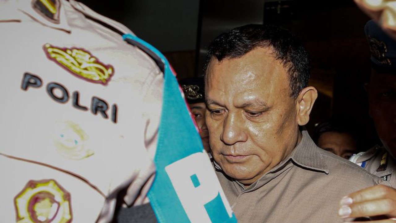 Ketua nonaktif KPK Firli Bahuri berjalan keluar Gedung Bareskrim usai pemeriksaan di Bareskrim Polri, Jakarta, Rabu (27/12/2023). (ANTARA FOTO/Asprilla Dwi Adha/Spt/aa)