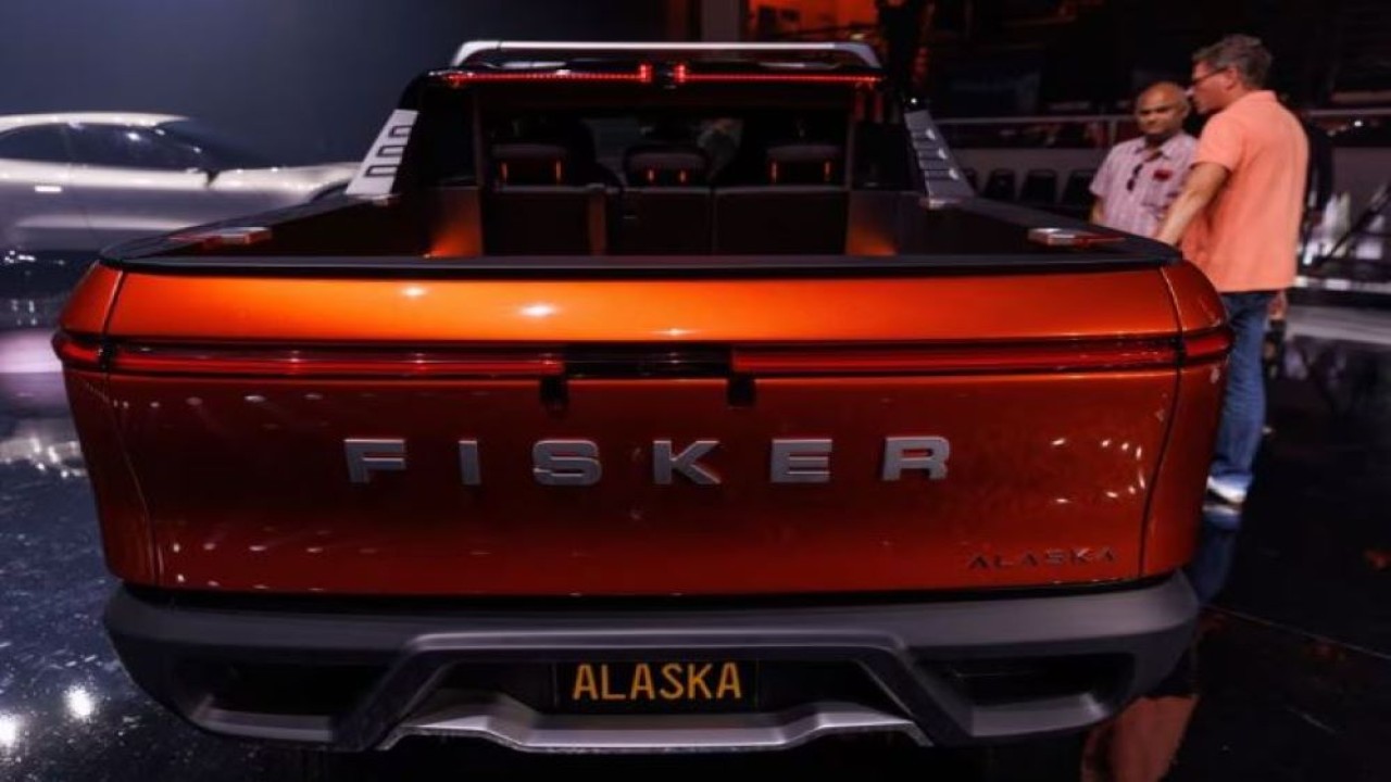 Perusahaan mobil listrik Fisker memamerkan truk pikap Alaska besutannya di Huntington Beach, California, Amerika Serikat, pada 3 Agustus 2023. (Dok/Mike Blake/Reuters)