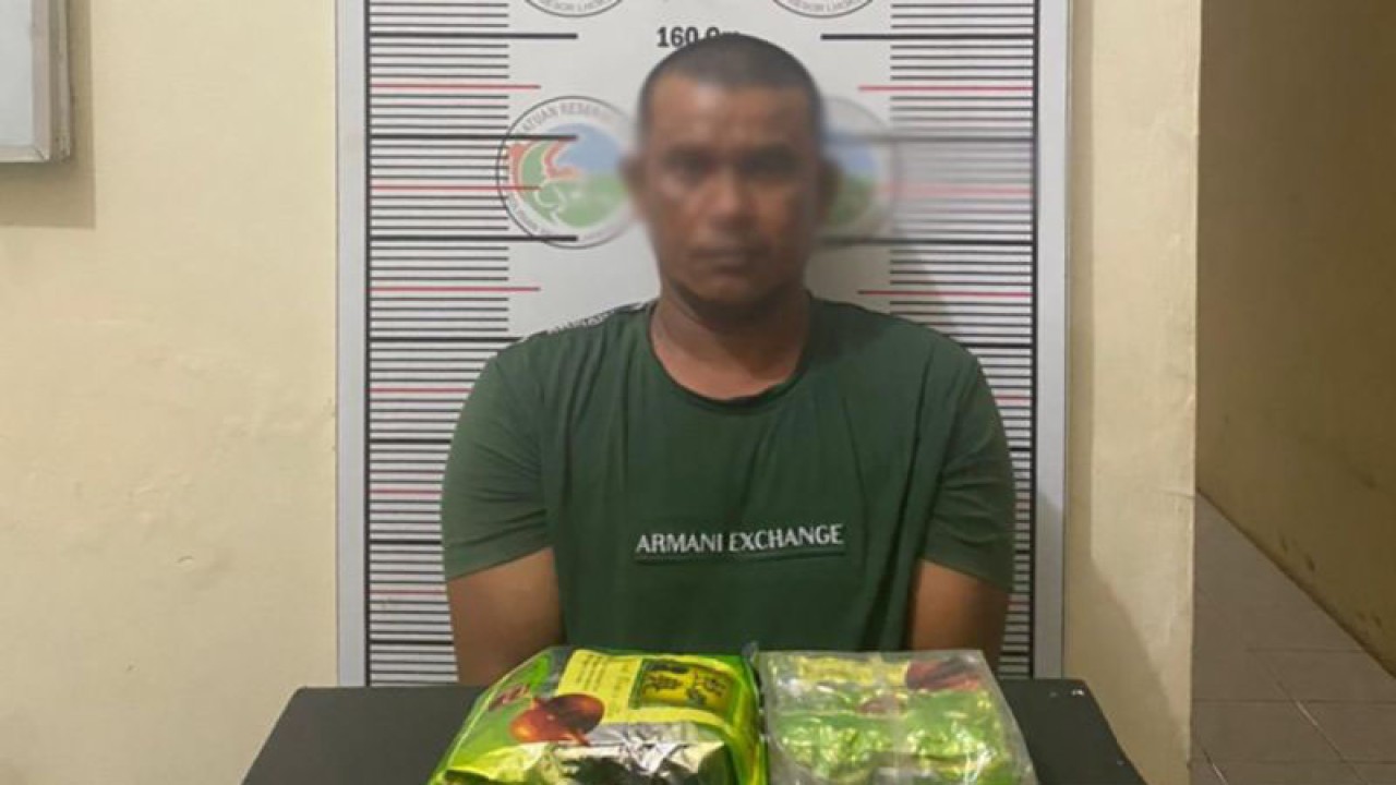 FK (42) tersangka peredaran narkotika jenis sabu-sabu yang diamankan di Polres Lhokseumawe. (ANTARA/HO-Polres Lhokseumawe)
