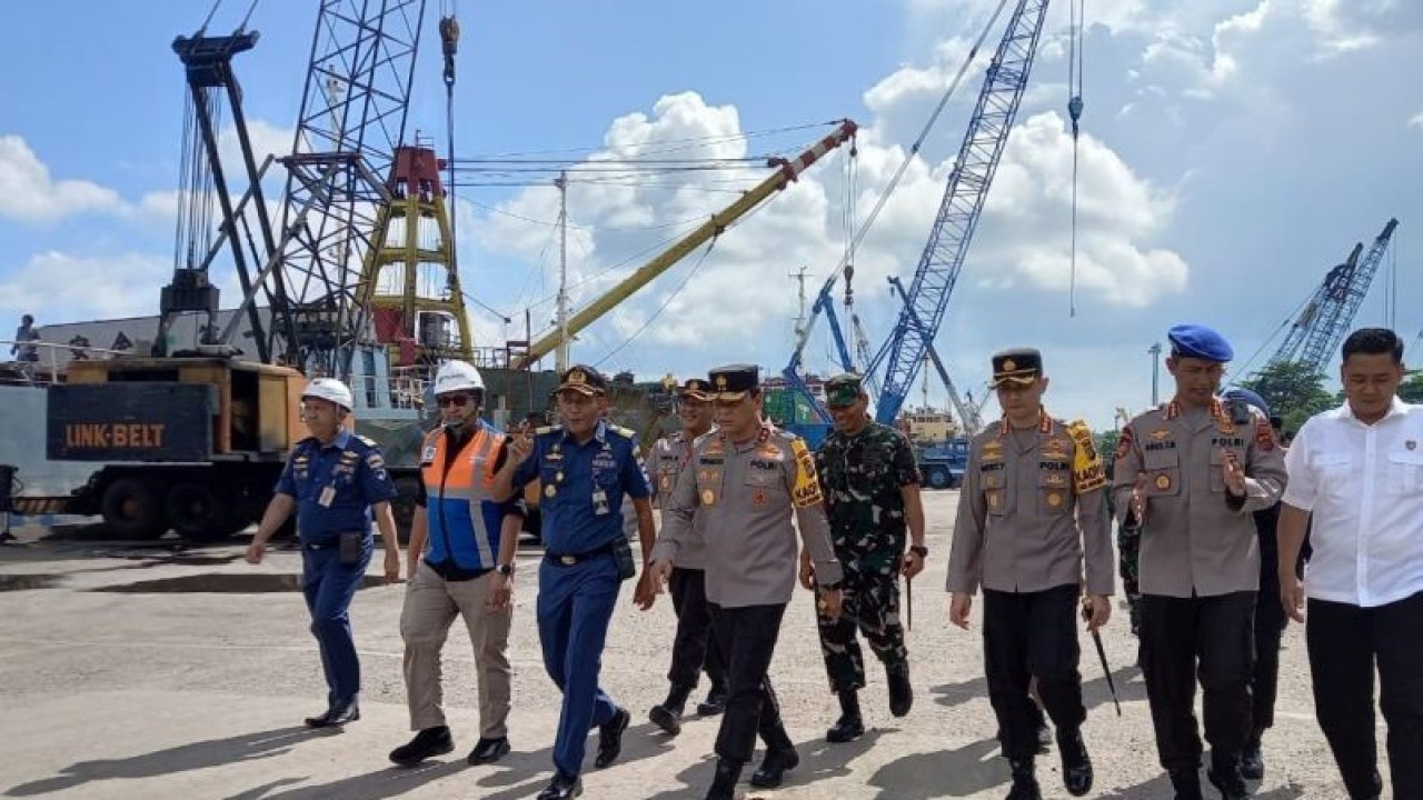 Kepala Polda Kepulauan Babel, Inspektur Jenderal Polisi Tornagogo Sihombing, saat meninjau sekaligus melepas logistik surat suara Pemilu 2024 di Pelabuhan Pangkalbalam, Rabu (20/12/2023). ANTARA/HO