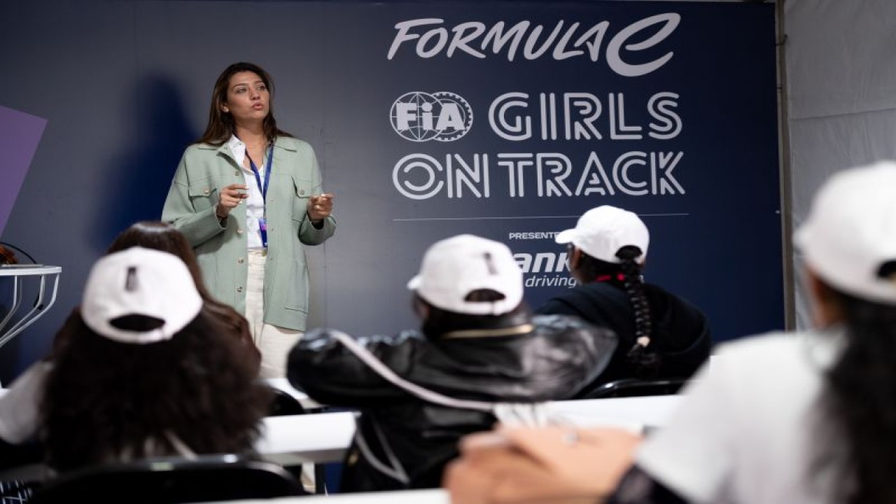 Program Formula E: Girls on Track pada Ad Diriyah Eprix di Riyadh, Arab Saudi. (ANTARA/HO/FIA Formula E/Peter B Minnig/Spacesui)