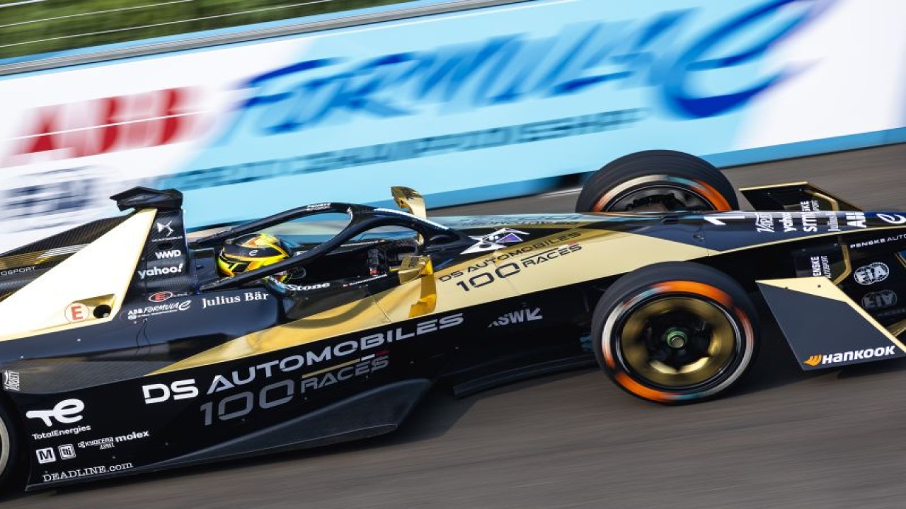 Pebalap DS PENSKE melaju di Formula E seri ke-11 di Sirkuit Internasional E-prix Ancol Jakarta, Minggu (4/6/2023). (ANTARA/HO/Stellantis)
