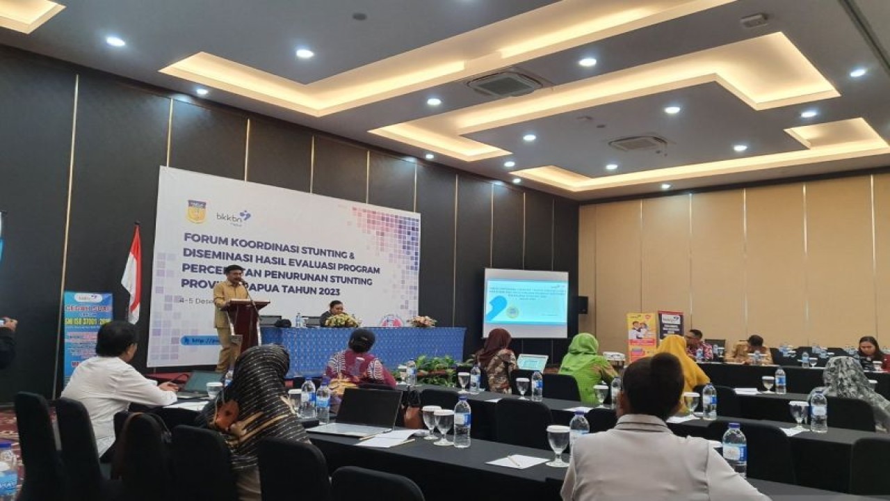 Kepala BKKBN saat memberikan sambutan pada kegiatan forum koordinasi bersama instansi lainnya di Kota Jayapura, Papua, Senin(4/12/2023) ANTARA/Qadri Pratiwi