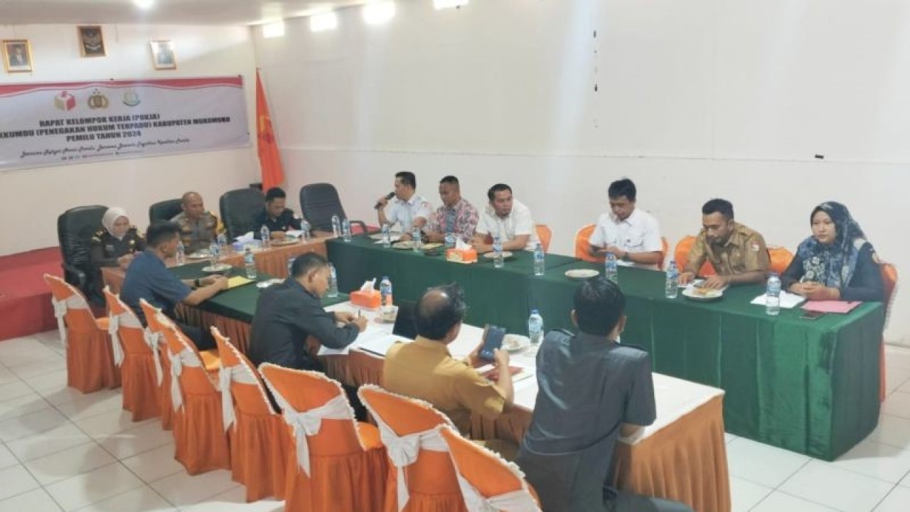 Bawaslu Kabupaten Mukomuko bersama Gakkumdu menggelar rapat koordinasi untuk menyamakan persepsi penegakan hukum pemilu, Selasa (5/12/2023) ANTARA/Ferri.