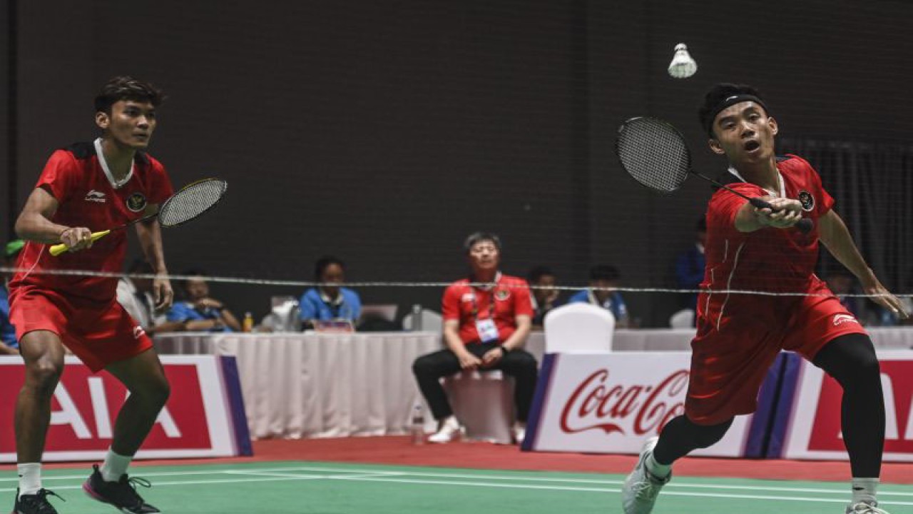 Arsip foto - Pebulu tangkis ganda putra Indonesia Muhammad Shohibul Fikri (kiri) dan Bagas Maulana (kanan) mengembalikan kok ke arah lawannya pebulu tangkis Malaysia Beh Chun Meng dan Goh Boon Zhe pada final bulu tangkis beregu putra SEA Games 2023 di Badminton Hall, Morodoc Techo National Stadium, Phnom Penh, Kamboja, Kamis (11/5/2023). ANTARA FOTO/Muhammad Adimaja/tom.