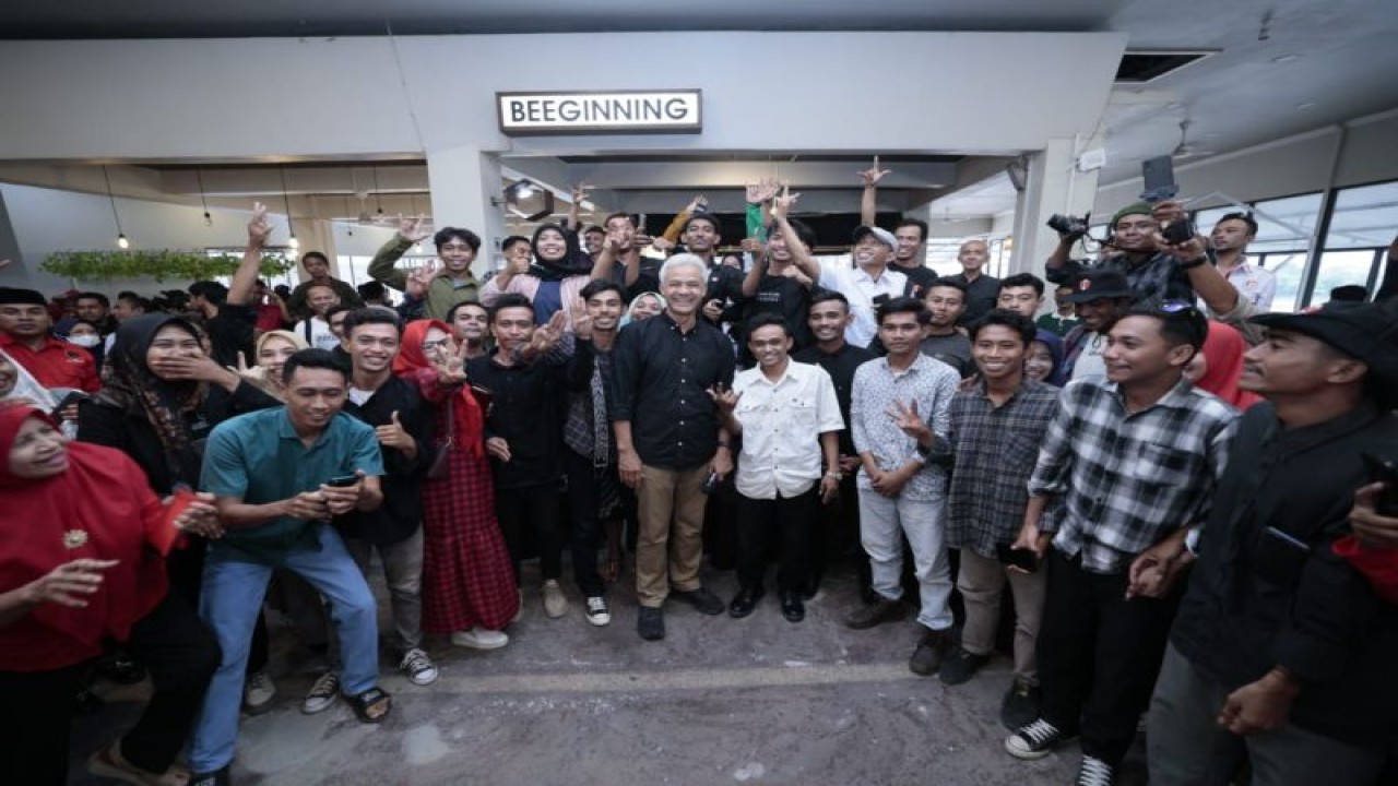 Foto bersama Ganjar Pranowo saat bertemu sukarelawan di Nusa Tenggara Barat, Minggu (3/11/2023). ANTARA/HO-Humas Tim Media Ganjar