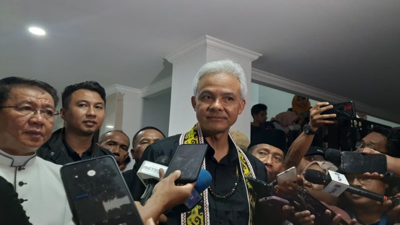 Capres RI Ganjar Pranowo di Gereja Katedral Santa Maria Penolong Abadi Samarinda, Kalimantan Timur, Rabu (6/12/2023). ANTARA/Narda Margaretha Sinambela