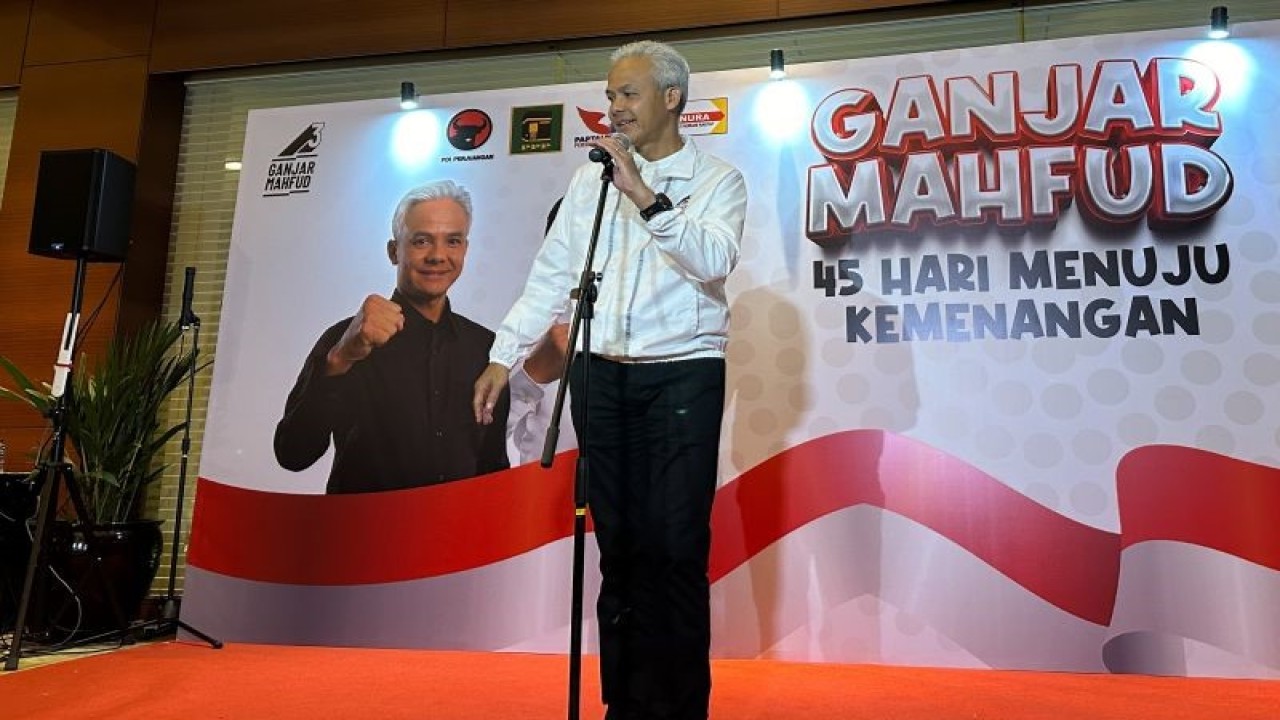 Capres nomor urut 3 Ganjar Pranowo sebelum memberikan keterangan usai menghadiri acara Konsolidasi Akhir Tahun Tim Pemenangan Nasional (TPN) dan Relawan Ganjar-Mahfud di Djakarta Theater, Jakarta, Sabtu (30/12/2023). (ANTARA/Rio Feisal)