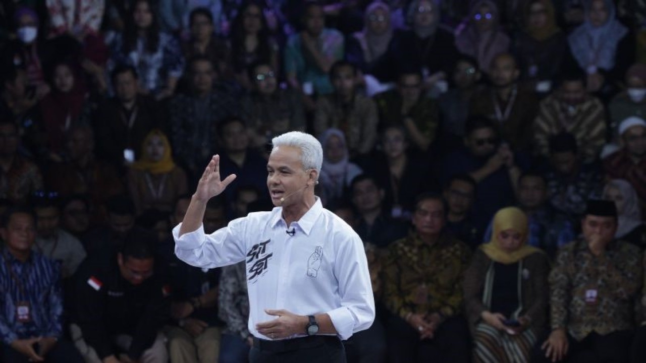 Capres nomor urut 3 Ganjar Pranowo mengikuti debat pertama capres Pemilu 2024 di Kantor KPU RI, Jakarta, Selasa (12/12/2023). (ANTARA/HO-Tim Media Ganjar Pranowo)