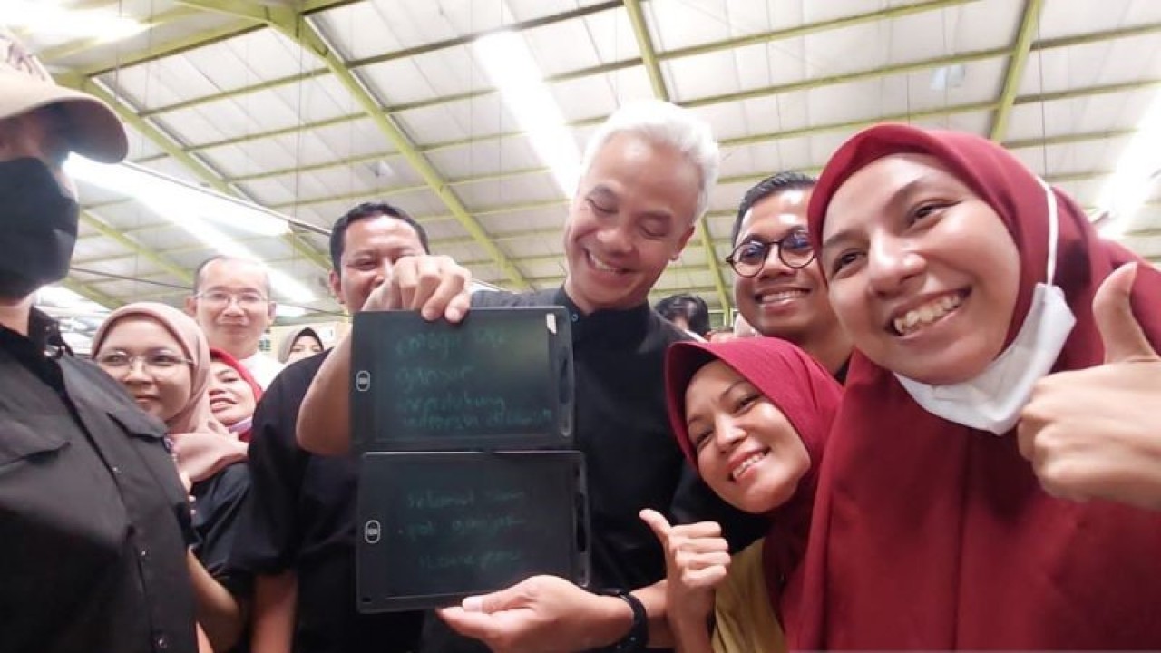 Capres RI Ganjar Pranowo bersama pegawai difabel di pabrik rokok kawasan Bantul, Yogyakarta, Selasa (19/12/2023). (ANTARA/Narda Margaretha Sinambela)