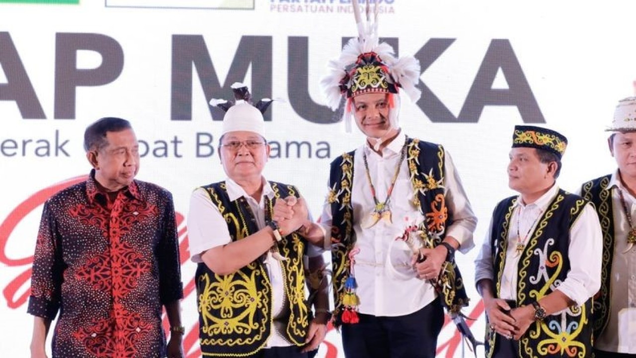Capres RI Ganjar Pranowo diangkat sebagai warga kehormatan adat Dayak Kenyah di Balikpapan, Kalimantan Timur, Selasa (5/12/2023). ANTARA/HO-Tim Media Ganjar Pranowo.