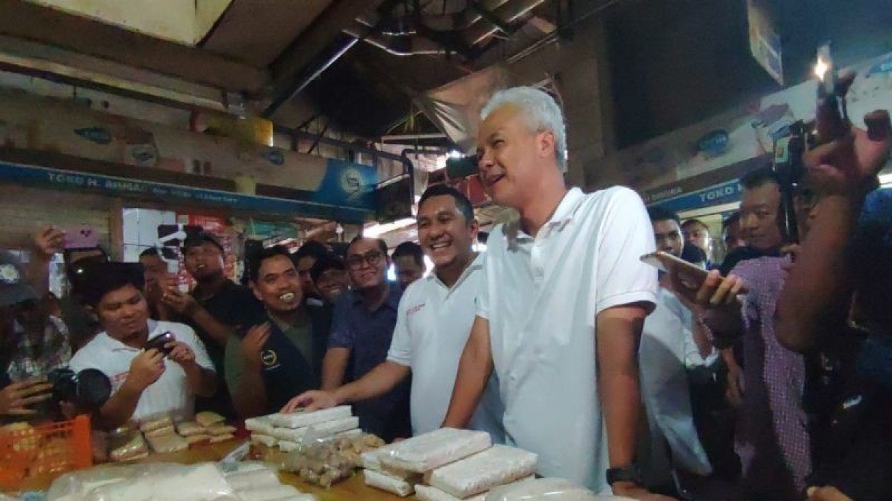 Capres RI Ganjar Pranowo di Pasar Baru, Klandasan Ilir, Balikpapan, Kalimantan Timur, Selasa (5/12/2023). ANTARA/Narda Margaretha Sinambela