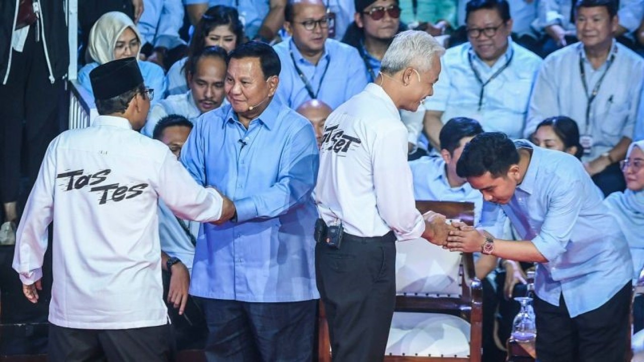 Pasangan calon presiden dan wakil presiden nomor urut 3 Ganjar Pranowo-Mahfud MD berjabat tangan dengan pasangan calon nomor urut 2 Prabowo Subianto-Gibran Rakabuming Raka saat debat pertama capres Pemilu 2024 di Gedung KPU RI, Jakarta, Selasa (12/12/2023). (ANTARA FOTO/Galih Pradipta/aww)