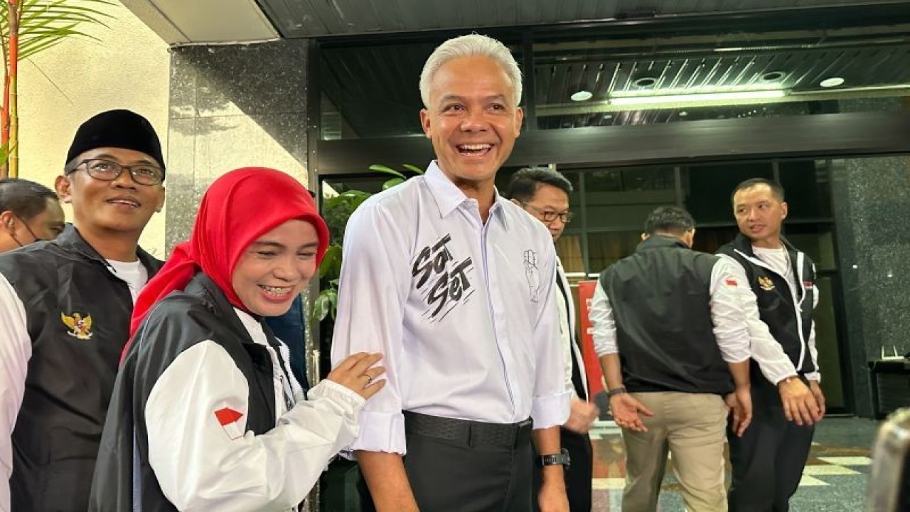 Capres nomor urut 3, Ganjar Pranowo (tengah), bersama sang istri, Siti Atikoh Suprianti (kedua kiri) saat tiba di Gedung High End, Jakarta, Selasa (12/12/2023). ANTARA/Rio Feisal