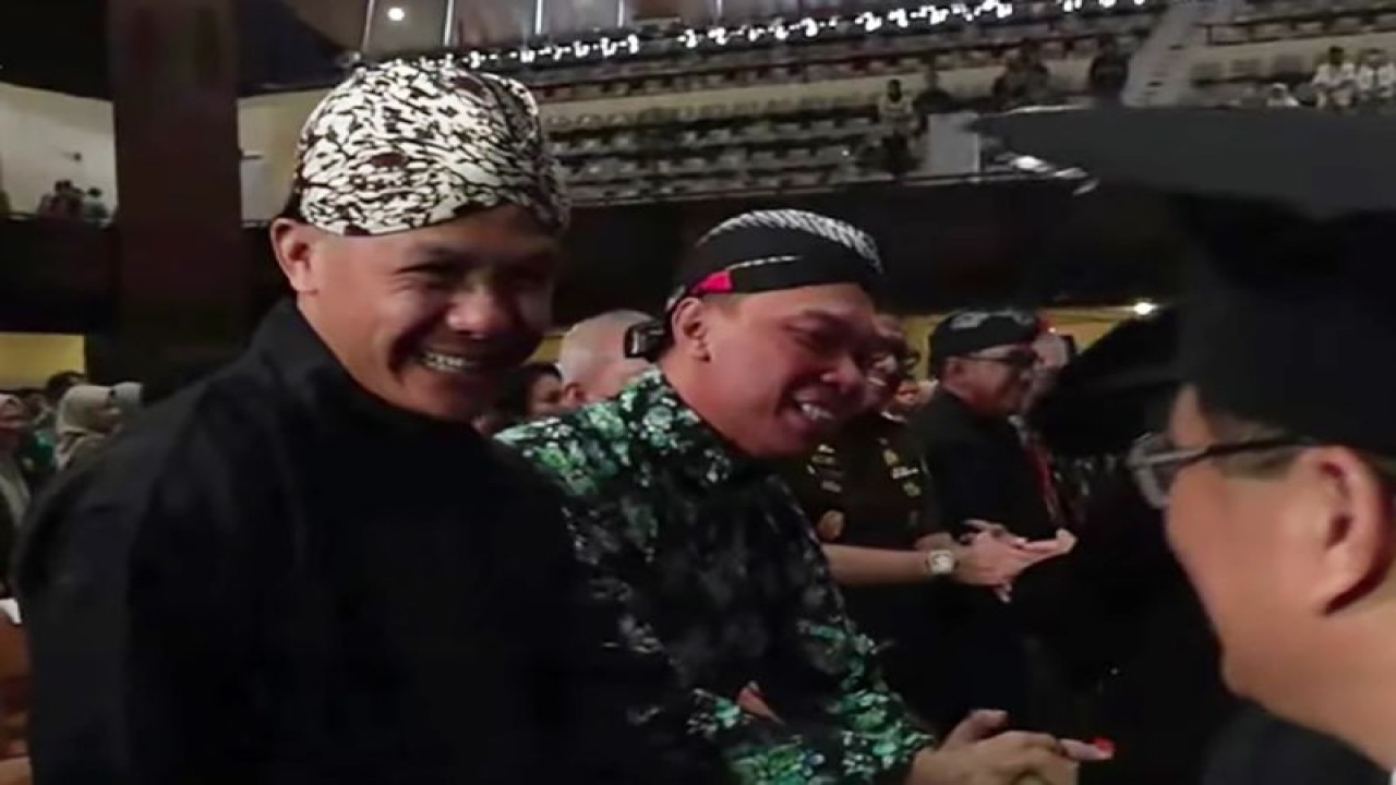 Tangkapan layar - Capres nomor urut 3 Ganjar Pranowo (kiri) saat menghadiri Dies Natalis ke-74 Universitas Gadjah Mada di Gedung Grha Sabha Pramana, Yogyakarta, Selasa (19/12/2023). (ANTARA/Rio Feisal)