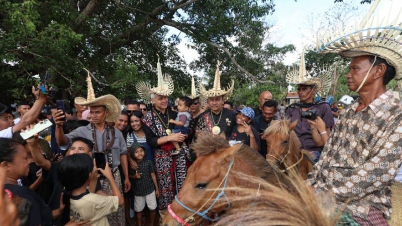 Calon Presiden Republik Indonesia Ganjar Pranowo saat menyaksikan tradisi Hus di Desa Lekunik, Kecamatan Lobalain, Kabupaten Rote Ndao, Nusa Tenggara Timur (NTT), Sabtu (2/12/2023). ANTARA/HO-Tim Media Ganjar Pranowo