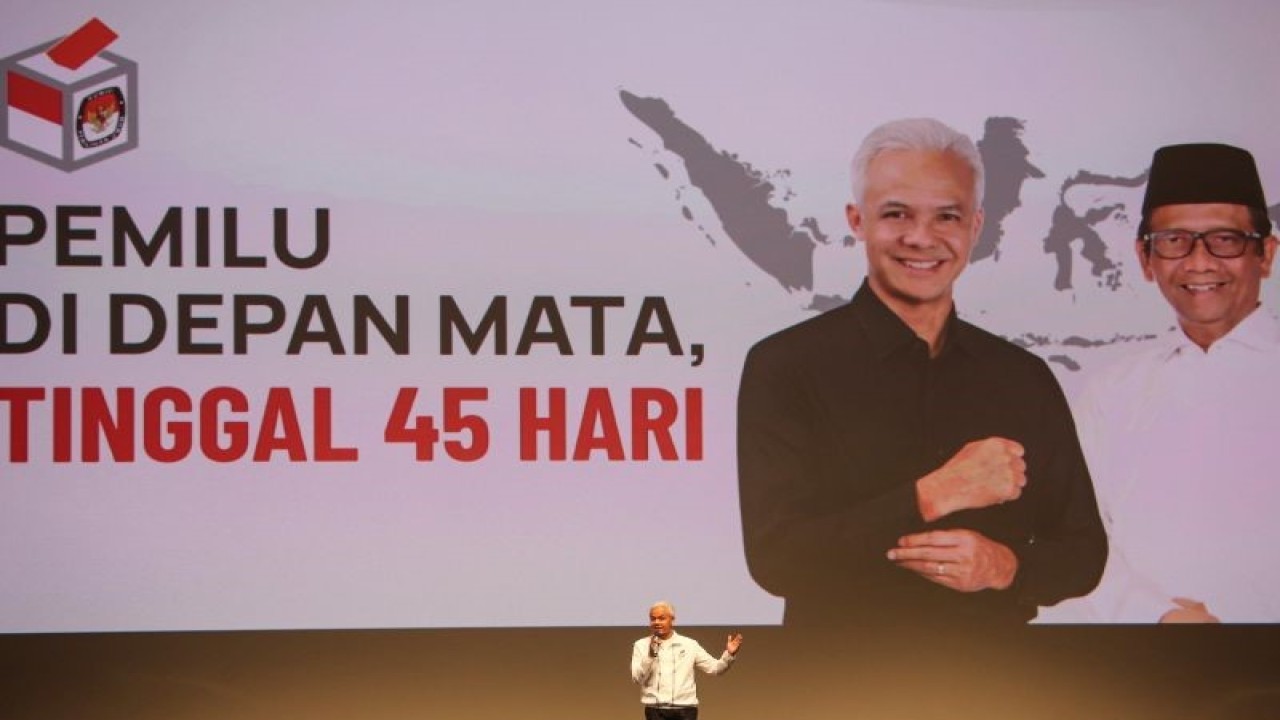Calon Presiden nomor urut 3 Ganjar Pranowo menyampaikan pidato politik saat konsolidasi 45 Hari menuju kemenangan Ganjar-Mahfud di Jakarta, Sabtu (30/12/2023). ANTARA FOTO/Asprilla Dwi Adha/Spt. (ANTARA FOTO/ASPRILLA DWI ADHA)