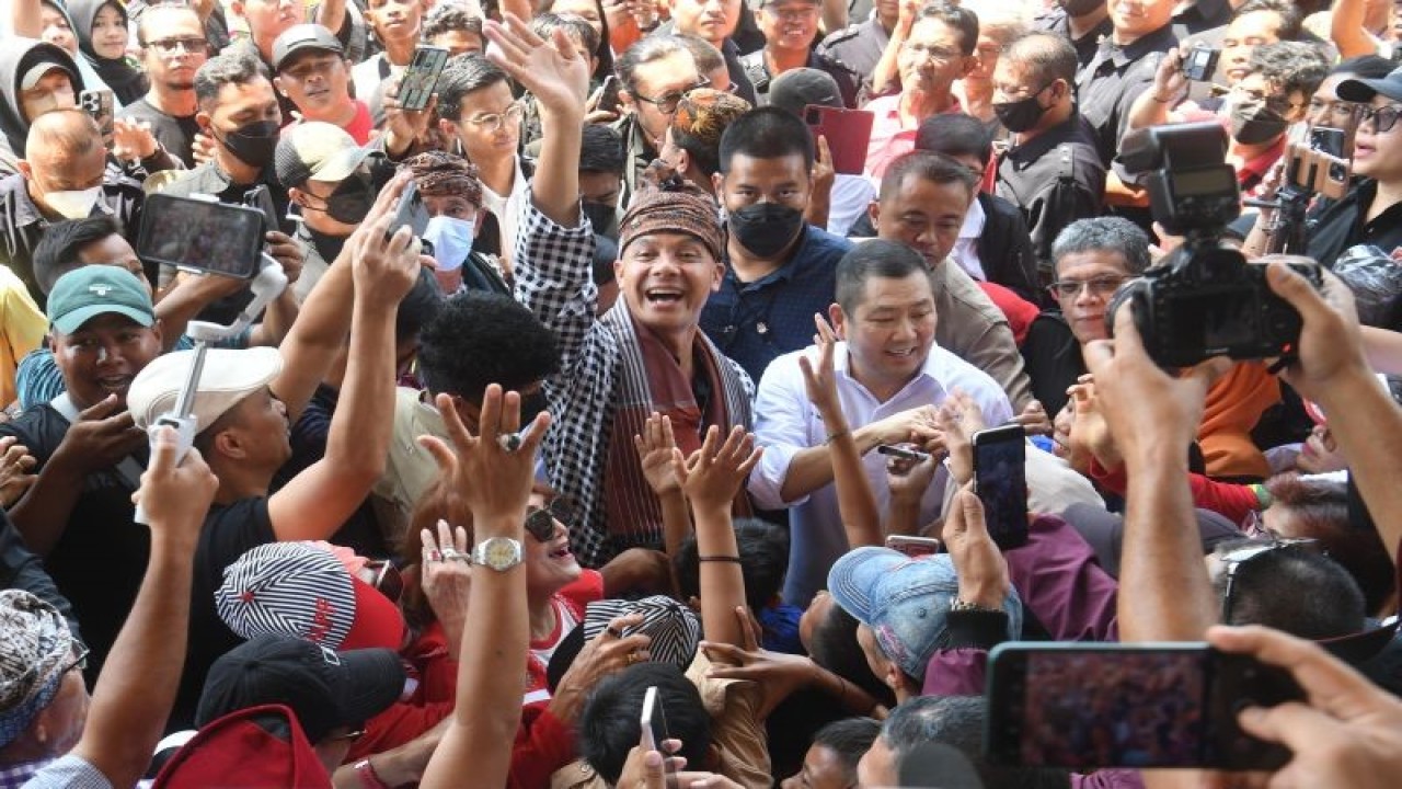 Calon Presiden nomor urut 3 Ganjar Pranowo menyapa pendukungnya saat mengunjungi Pasar Kranggan di Bekasi, Jawa Barat, Sabtu (16/12/2023). ANTARA FOTO/Akbar Nugroho Gumay (ANTARA FOTO/AKBAR NUGROHO GUMAY)
