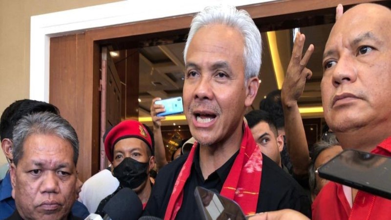 Calon Presiden nomor urut 3 Ganjar Pranowo menjawab pertanyaan awak media usai melakukan kampanye di Kota Palu, Sulteng, Senin (4/11/2023). (ANTARA/Nur Amalia Amir)