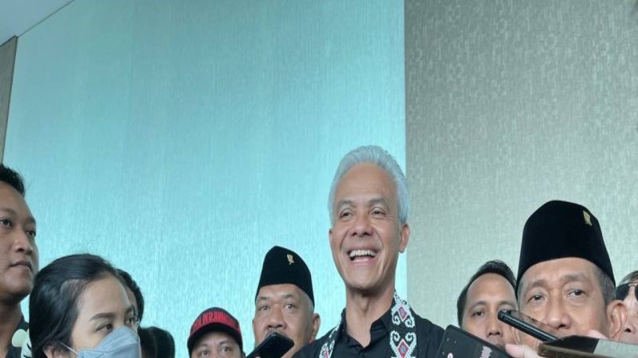Capres nomor urut 3 Ganjar Pranowo usai pertemuan dengan TPD, Caleg Koalisi, dan Relawan di Balikpapan, Kalimantan Timur, Selasa (5/12/2023). (ANTARA/Narda Margaretha Sinambela)